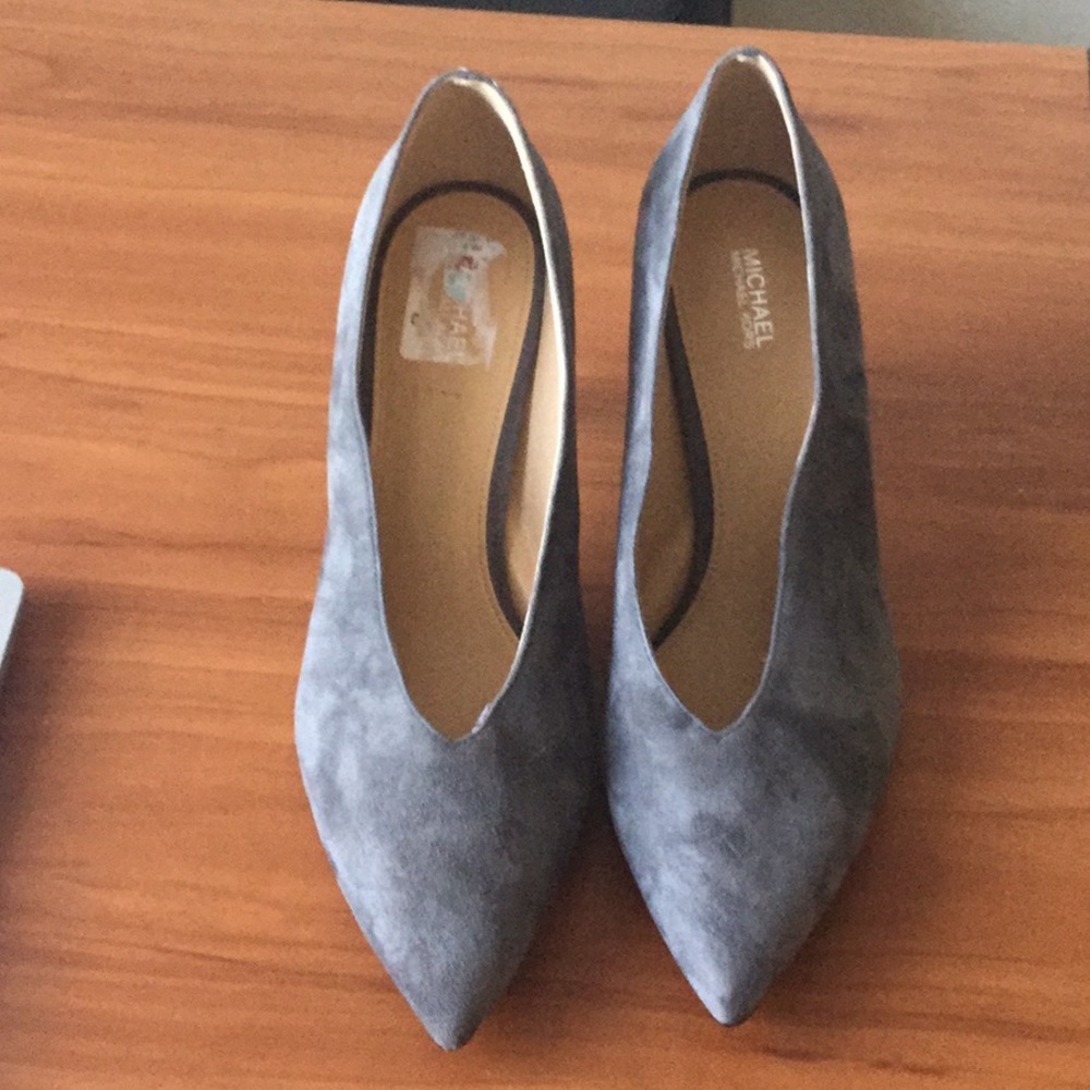 - Michael Kors Lizzy Suede Pointed Toe Classic Pumps - Picture 2 of 12